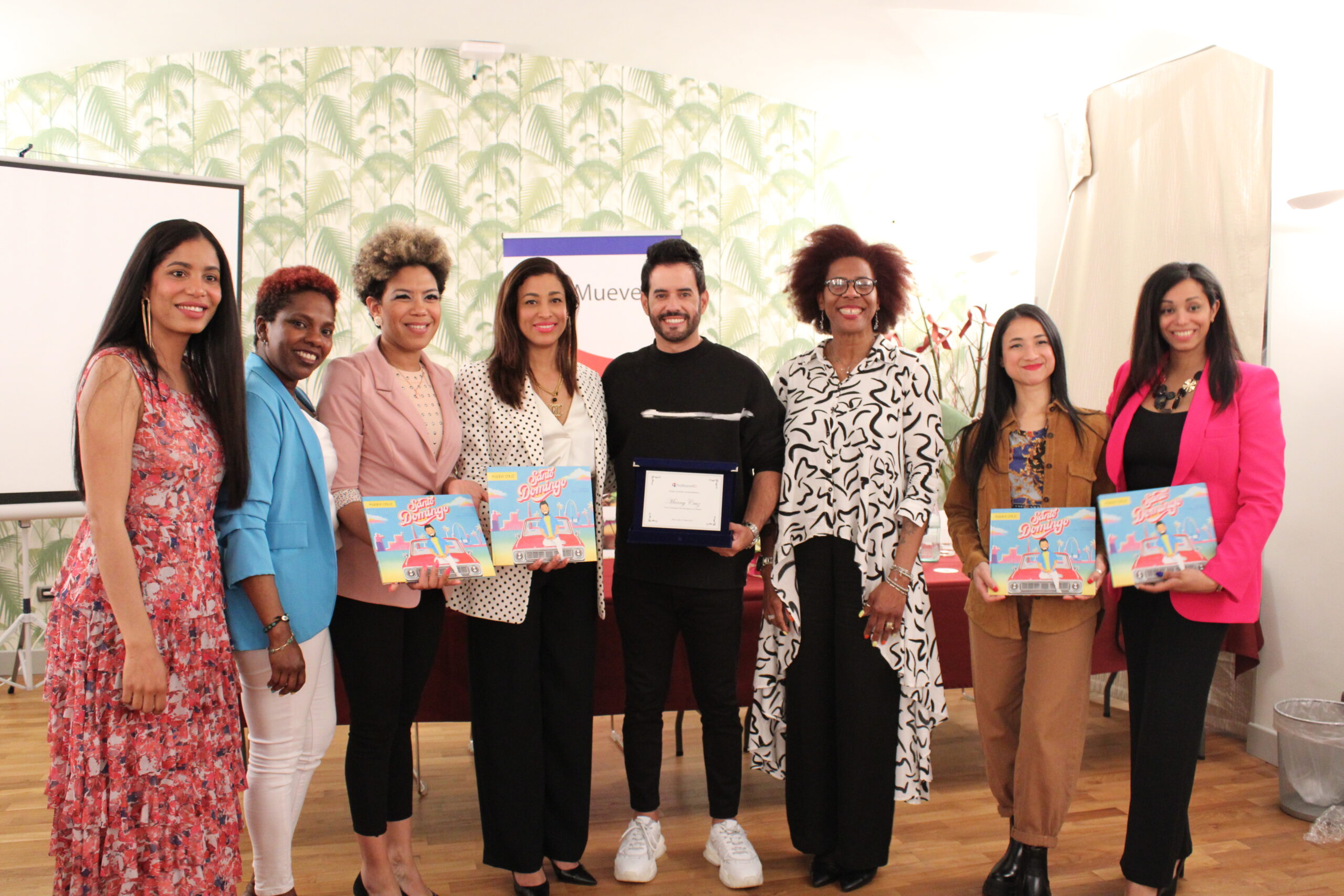 ProMueve RD junto al destacado artista Manny Cruz, celebraron el Día de las Madres en Italia.