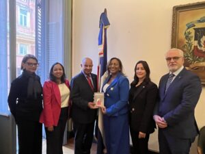 Irene Morillo he presentado en Roma, en el salón de la Embajada de la República Dominicana en Italia, el su libro Conviértete en Referente Estrella.